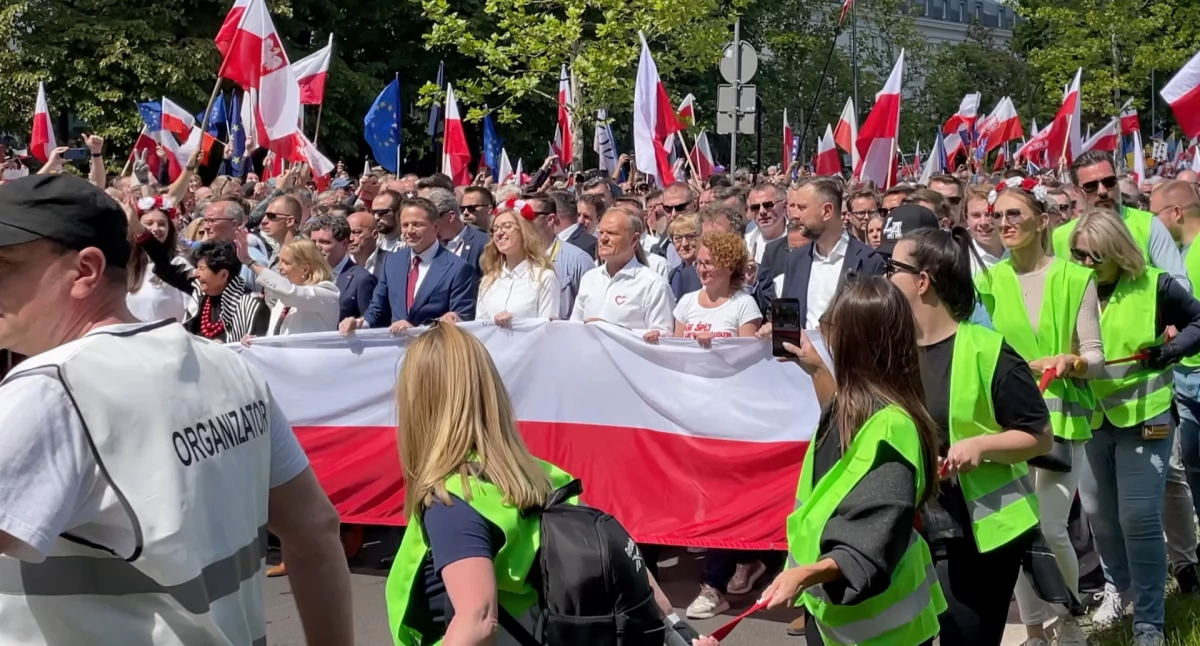  Nagraliśmy to! Marsz Trzaskowskiego w Warszawie. Zobacz, co tam się działo!