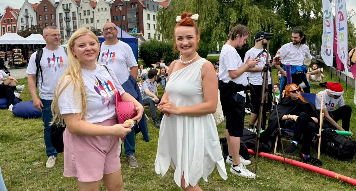 Studenci świętują nad rzeką