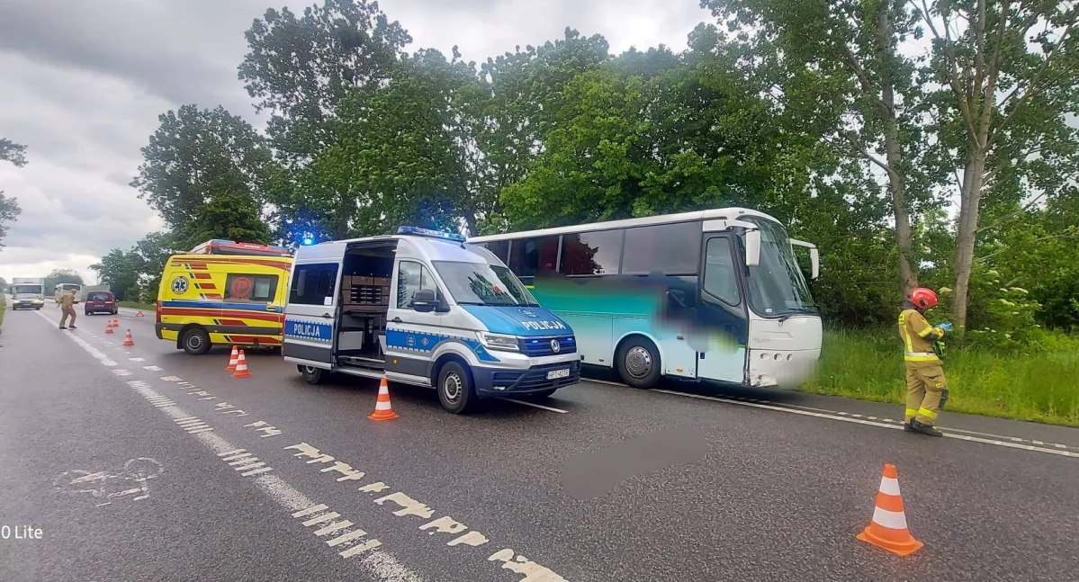 Kolizja autobusu z volkswagenem