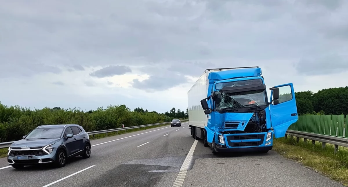 Kolizja ciężarówek na S7