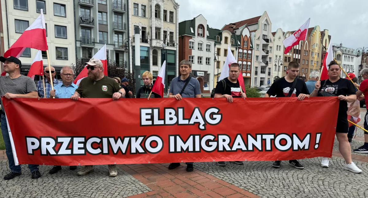 Protestujący w Elblągu: „Donald, zamknij drzwi”