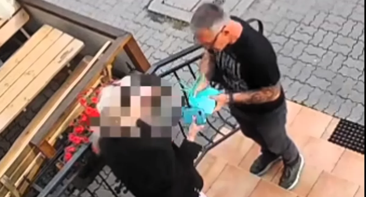 Odebrał od kobiety foliową paczkę. Szuka go policja