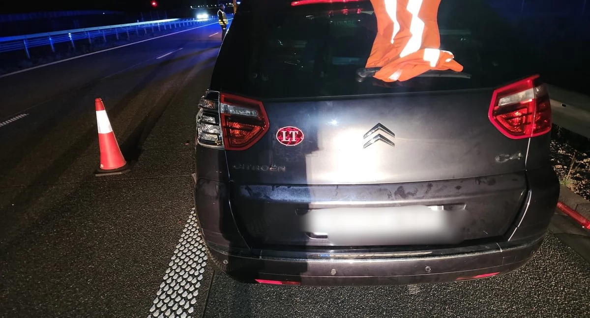 Policjanci pomogli rodzinie, która utknęła na drodze ekspresowej