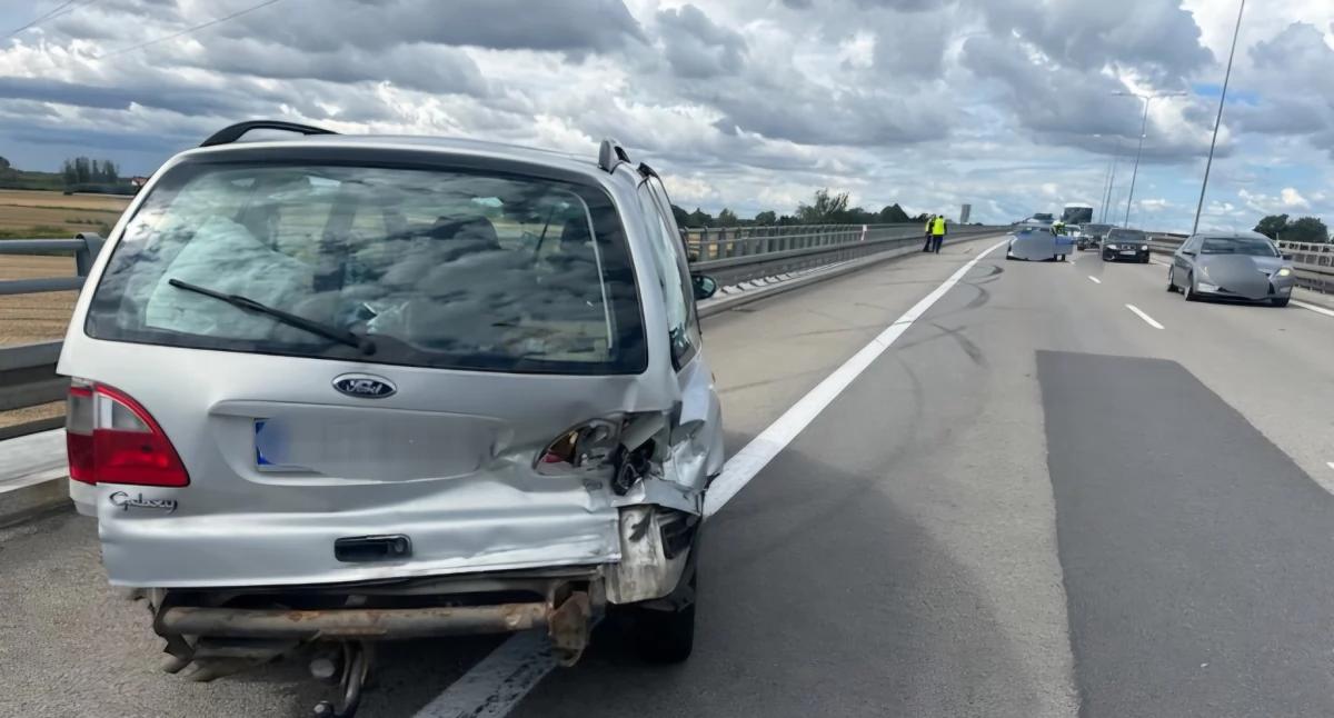 Niebezpieczny incydent na S7 pod Elblągiem. Pasażer zaciągnął ręczny hamulec w jadącym aucie