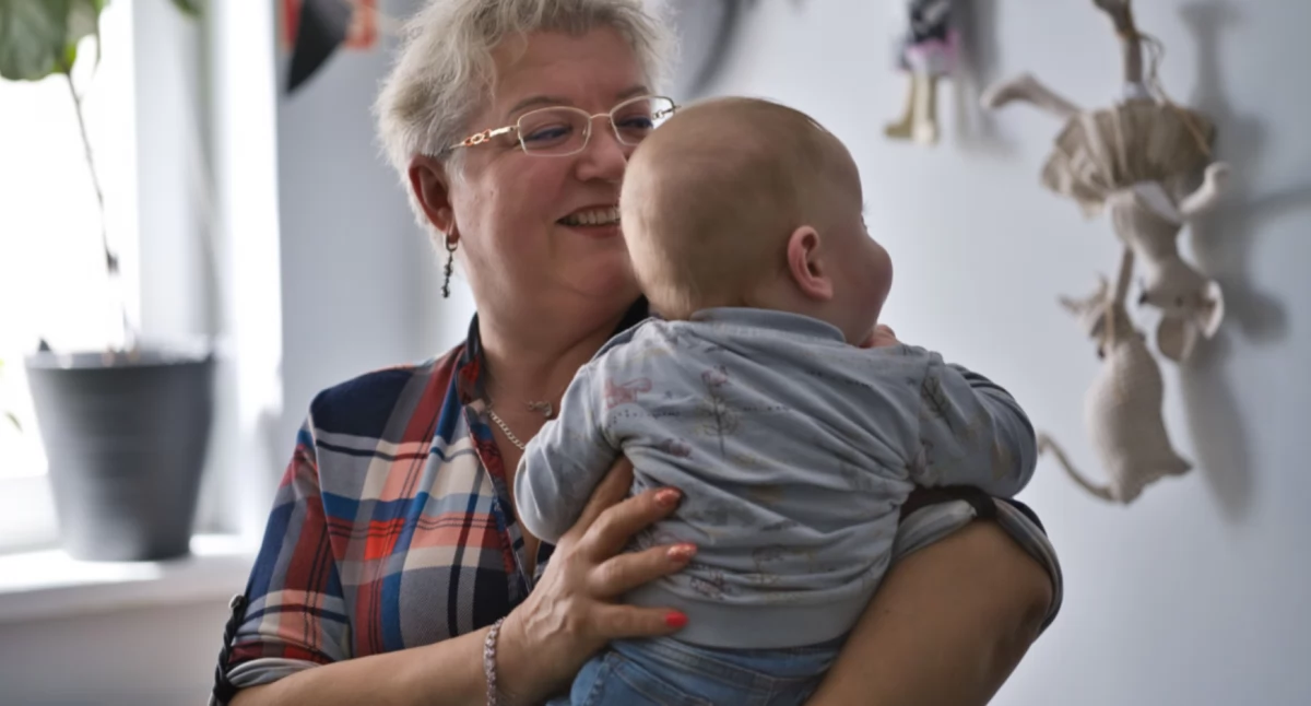 „Nie każde dziecko trzeba urodzić, żeby kochać naprawdę”. Dorota Kapuścińska o sile rodzicielstwa zastępczego