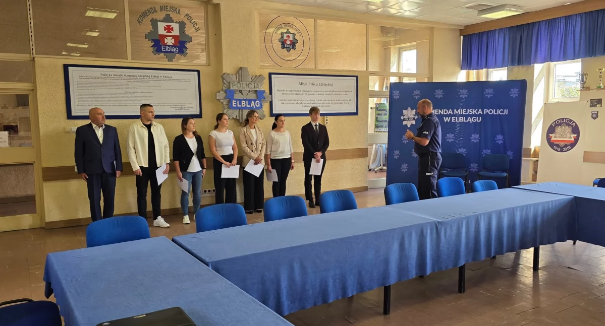 Siedmiu nowych policjantów w elbląskiej komendzie