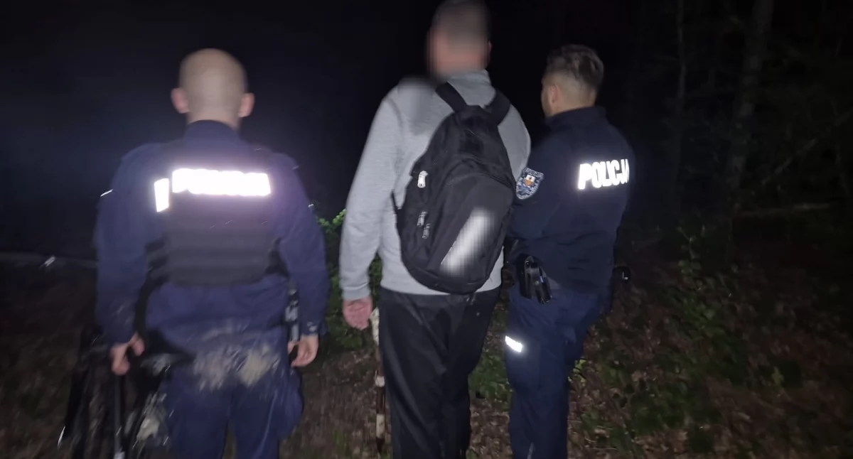 Zgubił się w lesie i doznał kontuzji. Elbląscy policjanci odnaleźli rannego rowerzystę