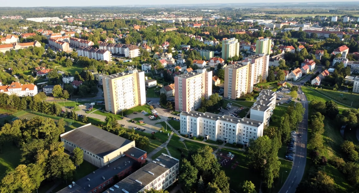 Pukają do drzwi, a po chwili bez pytania zrywają uszczelki z okien