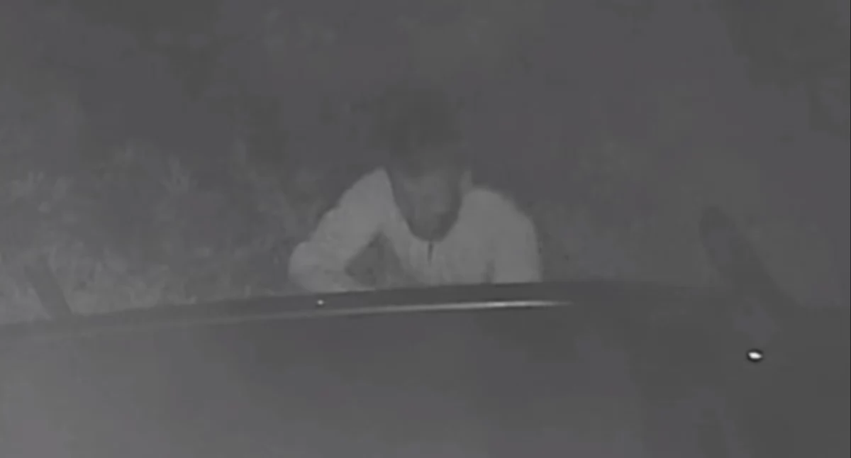 Chciał otworzyć samochód, ale nie miał klucza [VIDEO]