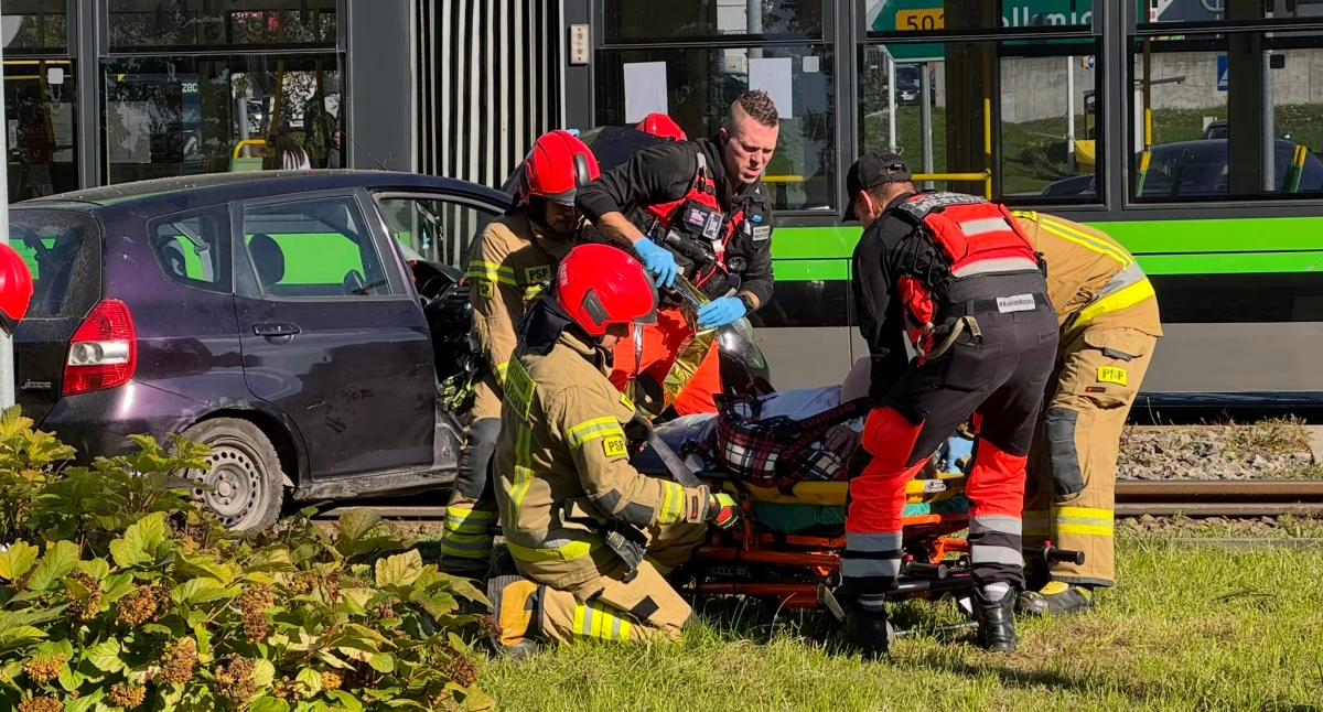 Wypadek na rondzie Zamech. 58-latka wjechała pod tramwaj