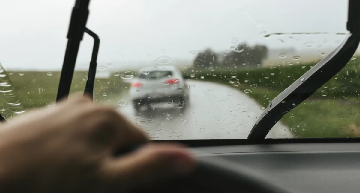 Jazda w ulewie – jak reagować na aquaplaning?