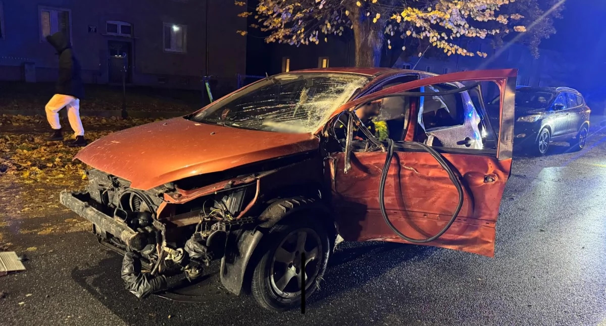 Wypadek na Grottgera. Kierowca z promilami uderzył w drzewa i auta