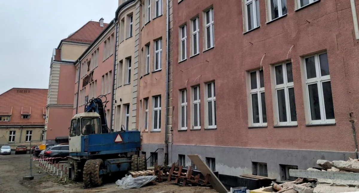 Przy Saperów trwa remont. Biblioteka Pedagogiczna i ośrodek doskonalenia nauczycieli zmieniają adres