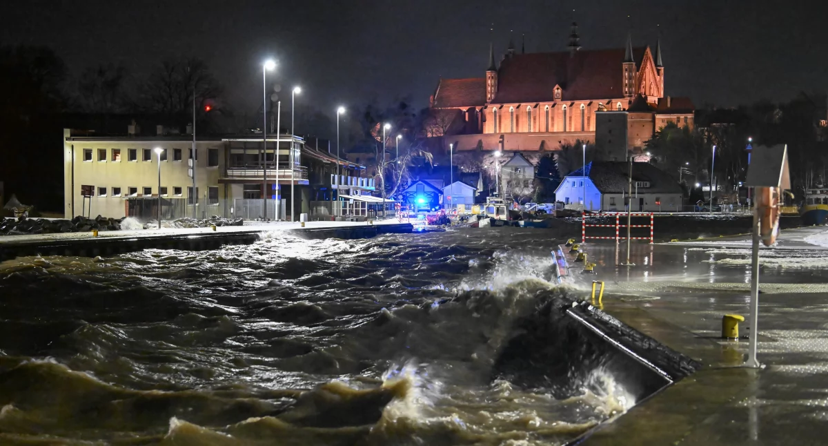 Cofka we Fromborku. Straż pożarna uspokaja: miasto nie jest zalane