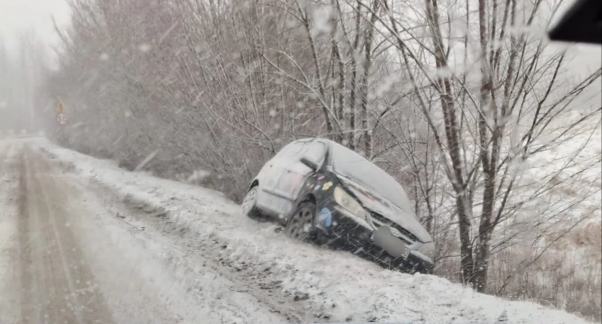 Zima dała się we znaki. Auto w rowie na ul. Mazurskiej
