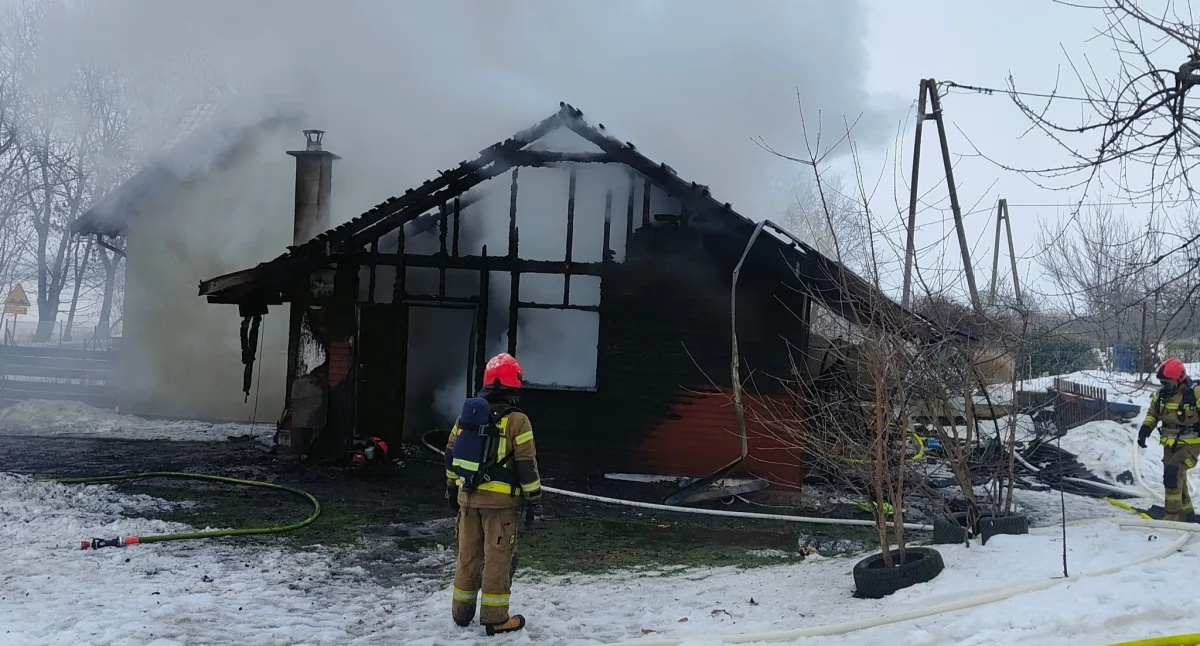 Pożar w Wikrowie. Matka z dzieckiem zostali bez dachu nad głową