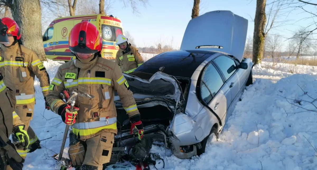 Stracił panowanie nad BMW i uderzył w drzewo
