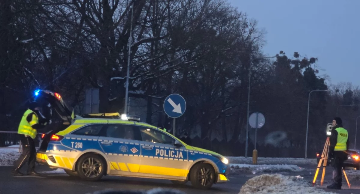 Potrącenie pieszej przy szkole. Kobieta trafiła do szpitala