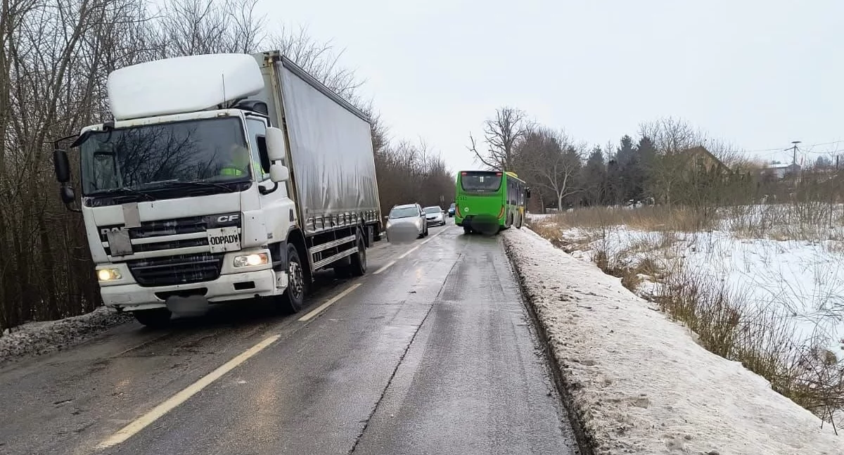 Utrudnienia na ul. Mazurskiej. Autobus utknął na poboczu