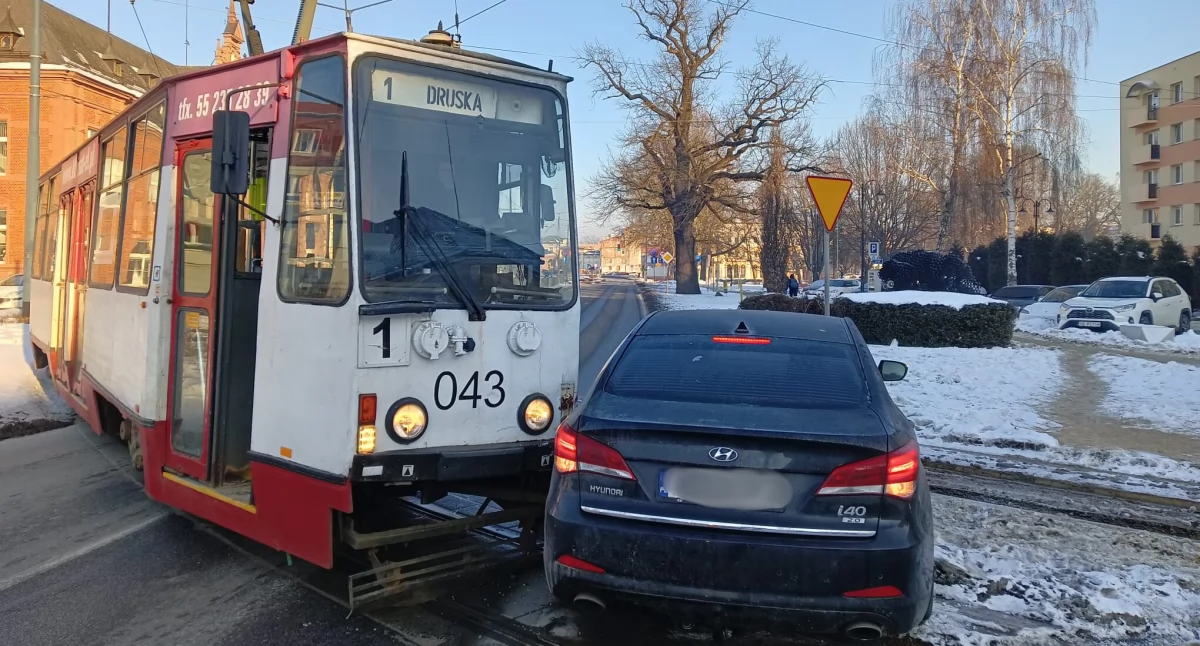 Zderzenie tramwaju z samochodem