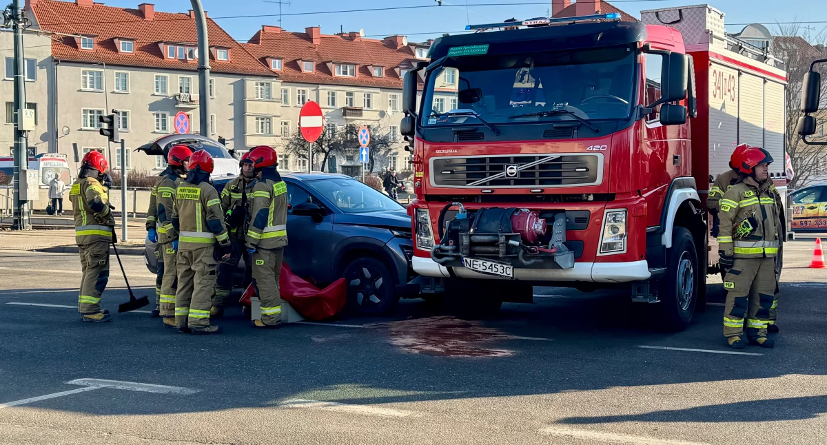 Wypadek na skrzyżowaniu. Dwa auta zderzyły się z wozem strażackim