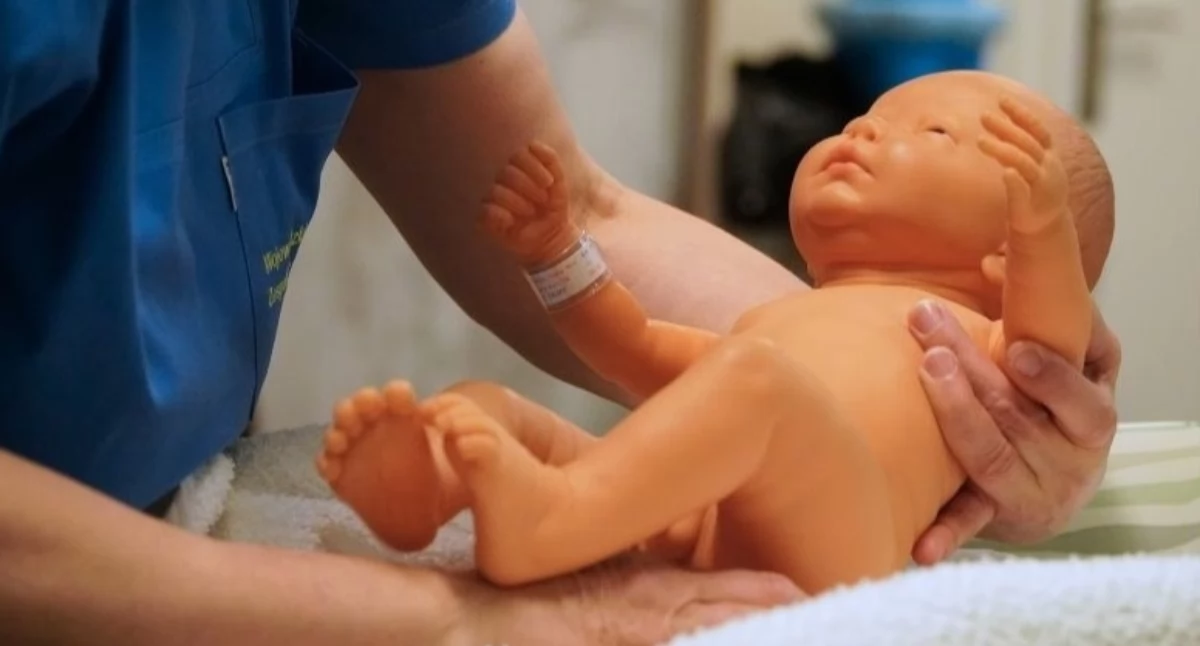 Pierwsza kąpiel i zmiana pieluszki? Oni już to potrafią! Elbląska szkoła rodzenia zaprasza kolejnych rodziców