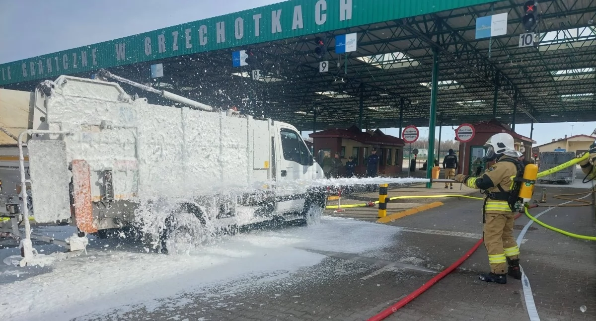 Sceny jak z filmu akcji w Grzechotkach. Płonął bus, byli ranni i uciekinierzy [ZDJĘCIA]