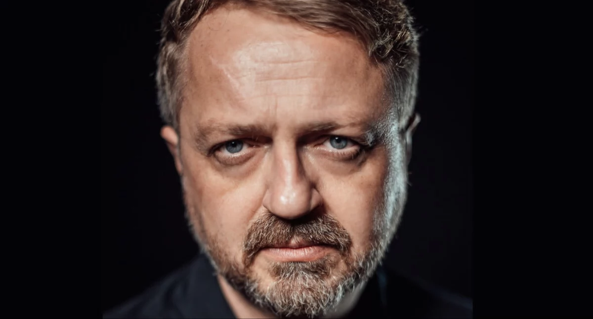 Między kabaretem a mrokiem. Spotkanie z Przemysławem Borkowskim