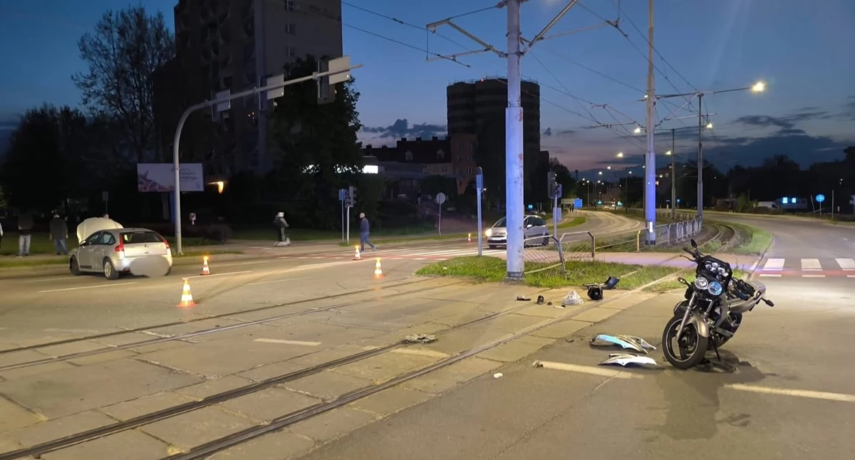     Zderzenie na skrzyżowaniu. Motocyklista w szpitalu