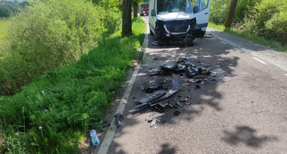 Zderzenie busa z osobówką. Jedna osoba ranna