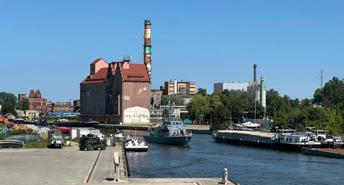 Wojskowe śmigłowce nad Elblągiem i okręt na rzece. Co się dzieje?