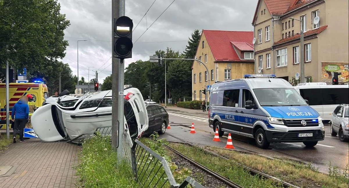     Nie ustąpił pierwszeństwa. Dacia przewróciła się na bok