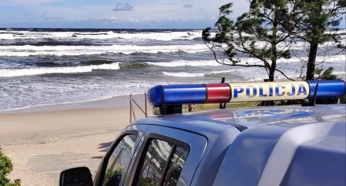 Sztorm na Mierzei Wiślanej. Na plaży w Krynicy Morskiej trwa akcja służb