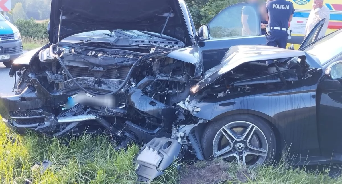     Volkswagen zderzył się z Mercedesem. Sześć osób w szpitalu