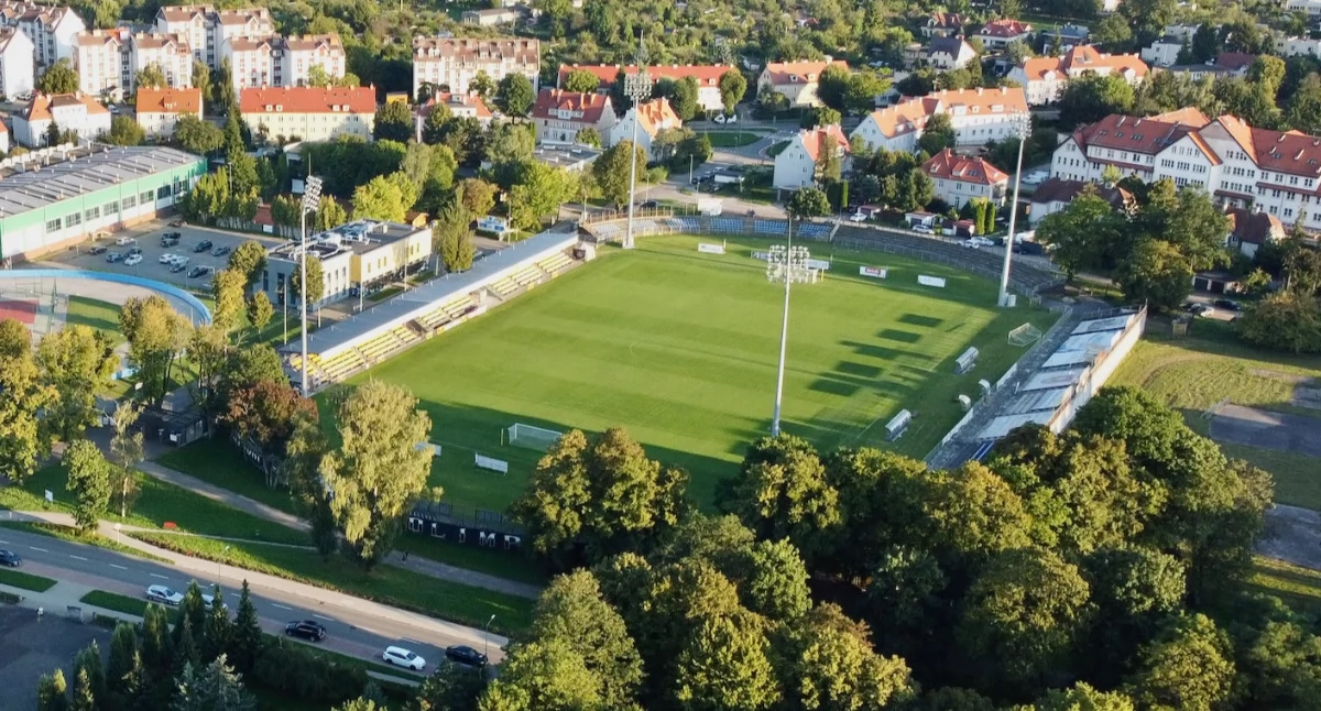 Rusza modernizacja stadionu przy ul. Agrykoli. Wykonawca przejął plac budowy
