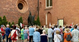 Elbląg: Pod pomnikiem Jana Pawła II modlono się o uw&hellip;