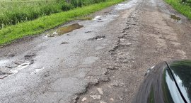 Taką drogą muszą jeździć. 