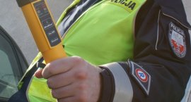 Uderzył bmw w drzewo. Kierowca był pijany