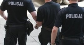 Schował się w wersalce przed policjantami. Był poszu&hellip;