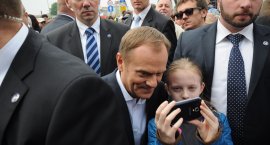 Donald Tusk w Elblągu. Autografy, słit focie i bolączki