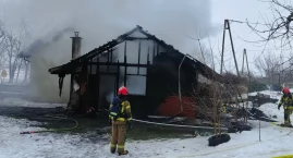 Pożar w Wikrowie. Matka z dzieckiem zostali bez dachu nad głową