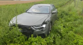Audi wypadło z drogi  i zatrzymało się w polu