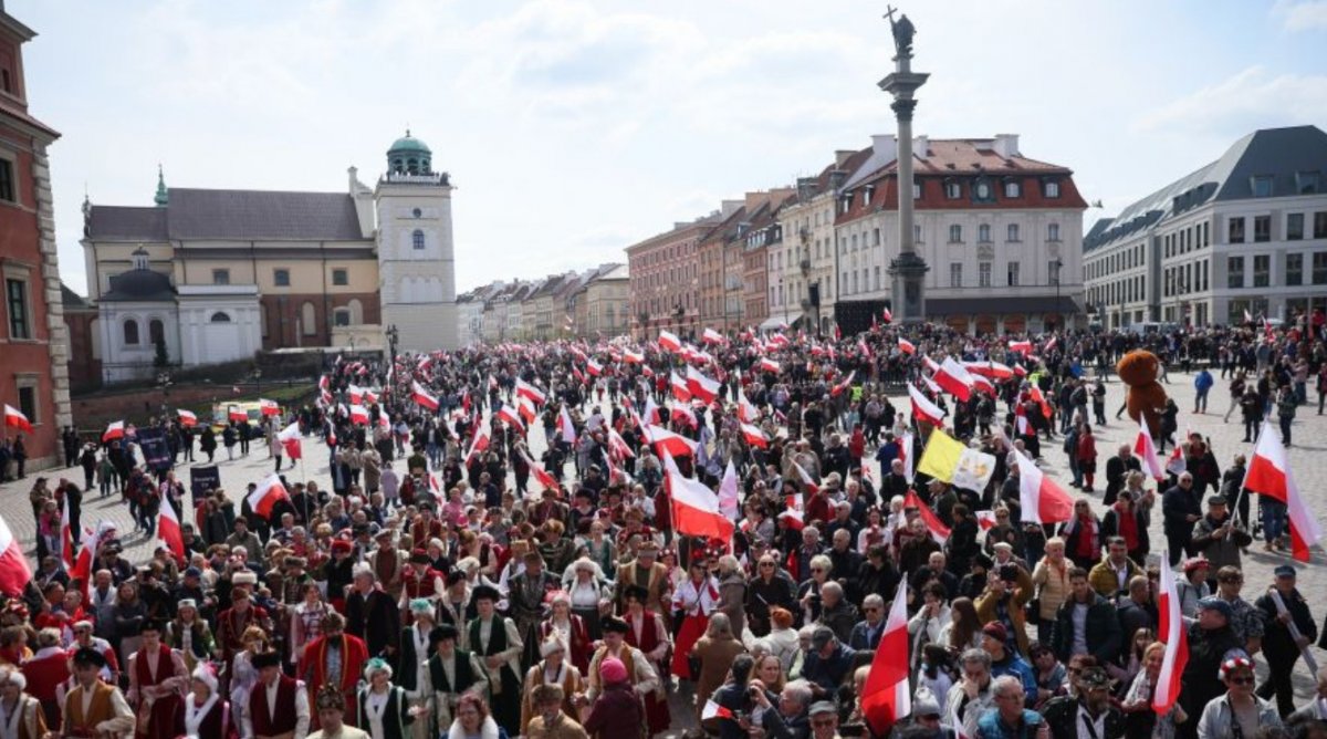 Ulicami Warszawy przeszedł marsz z okazji 1000-lecia Królestwa Polskiego [ZDJĘCIA/WIDEO]