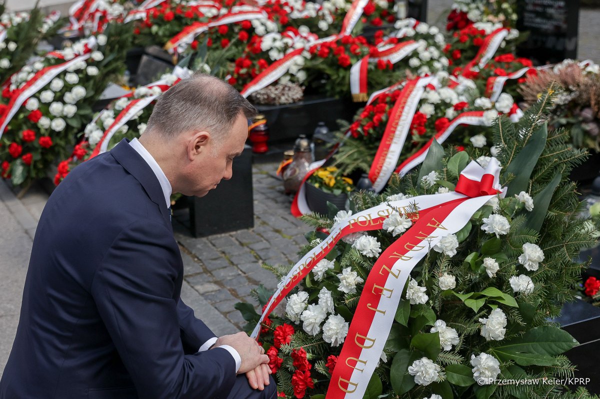 Prezydent w 15. rocznicę tragedii smoleńskiej: nic nie naprawi tej straty 