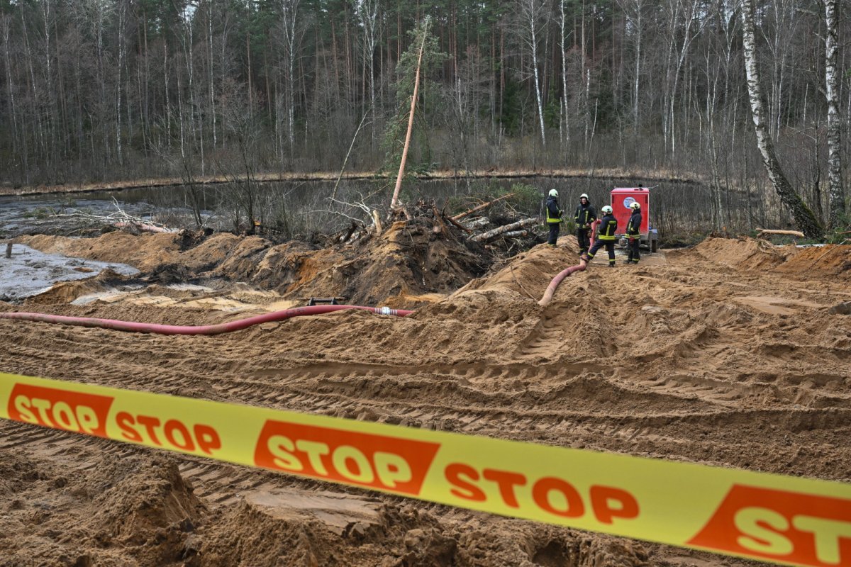 Wyciągnięto zatopiony w bagnie amerykański pojazd opancerzony
