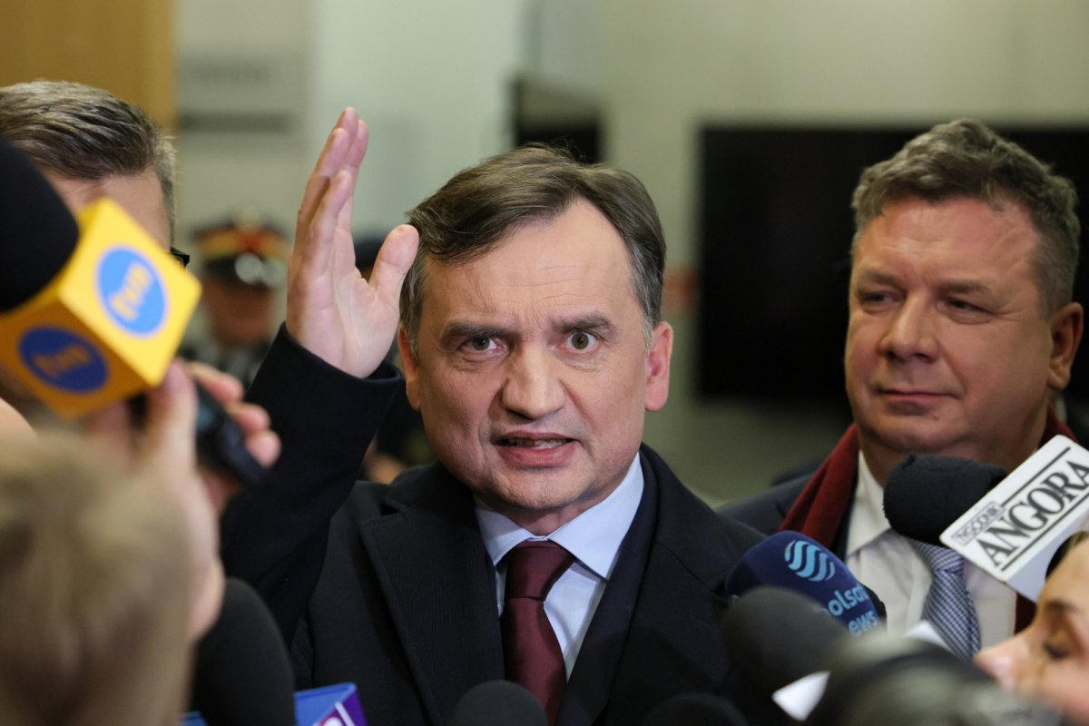 Sroka „na siłę” wpycha Ziobrę do aresztu