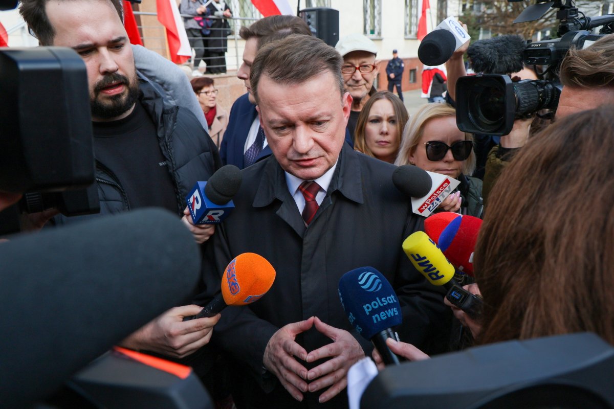 Były szef MON Mariusz Błaszczak (PiS) usłyszał zarzuty ws. odtajnienia części planu 