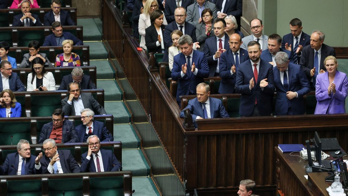 Nowy SONDAŻ. Gwałtowny wzrost poparcia dla Konfederacji