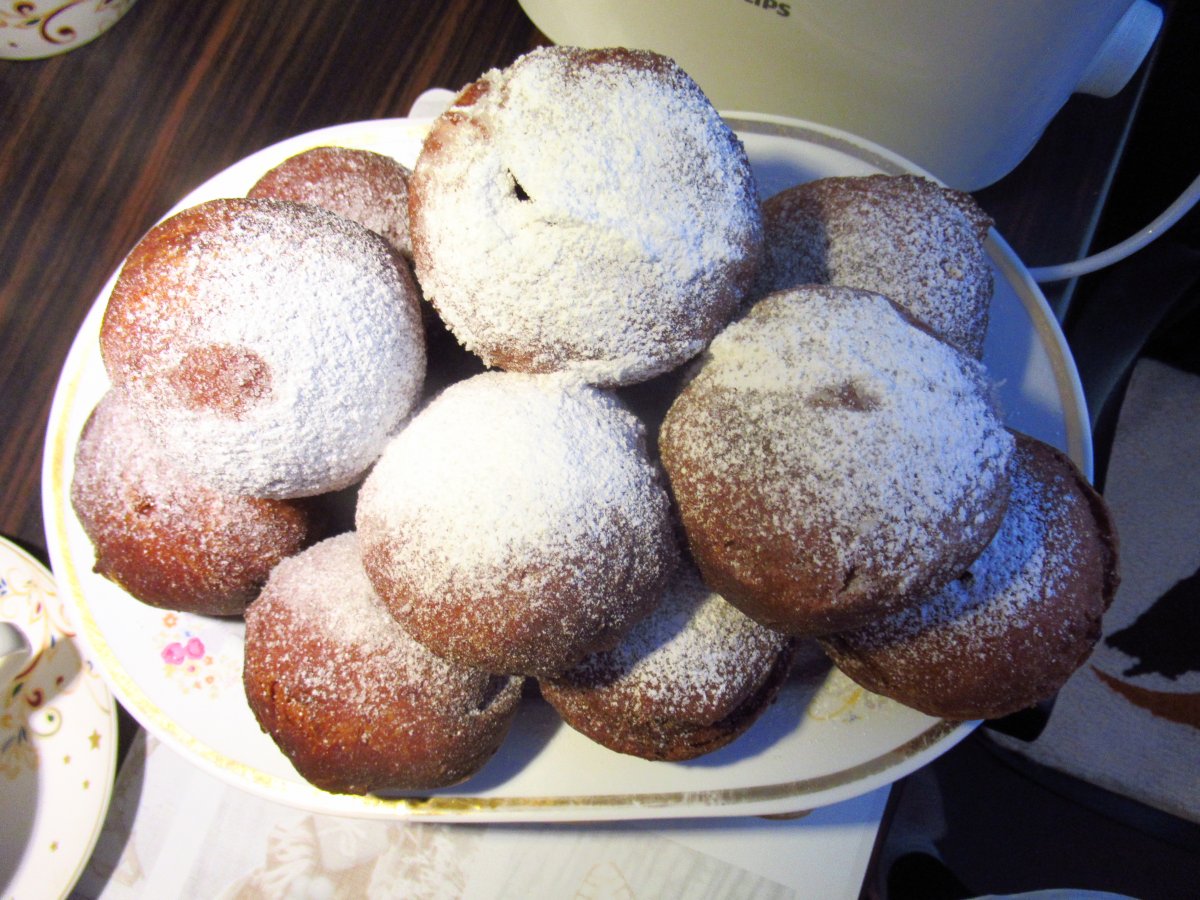 W piekarni czy w markecie - gdzie lepiej kupić pączki?