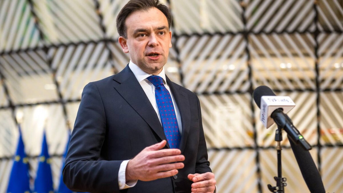 Domański gra na czas